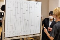 新ペアを決めるあみだくじの様子。