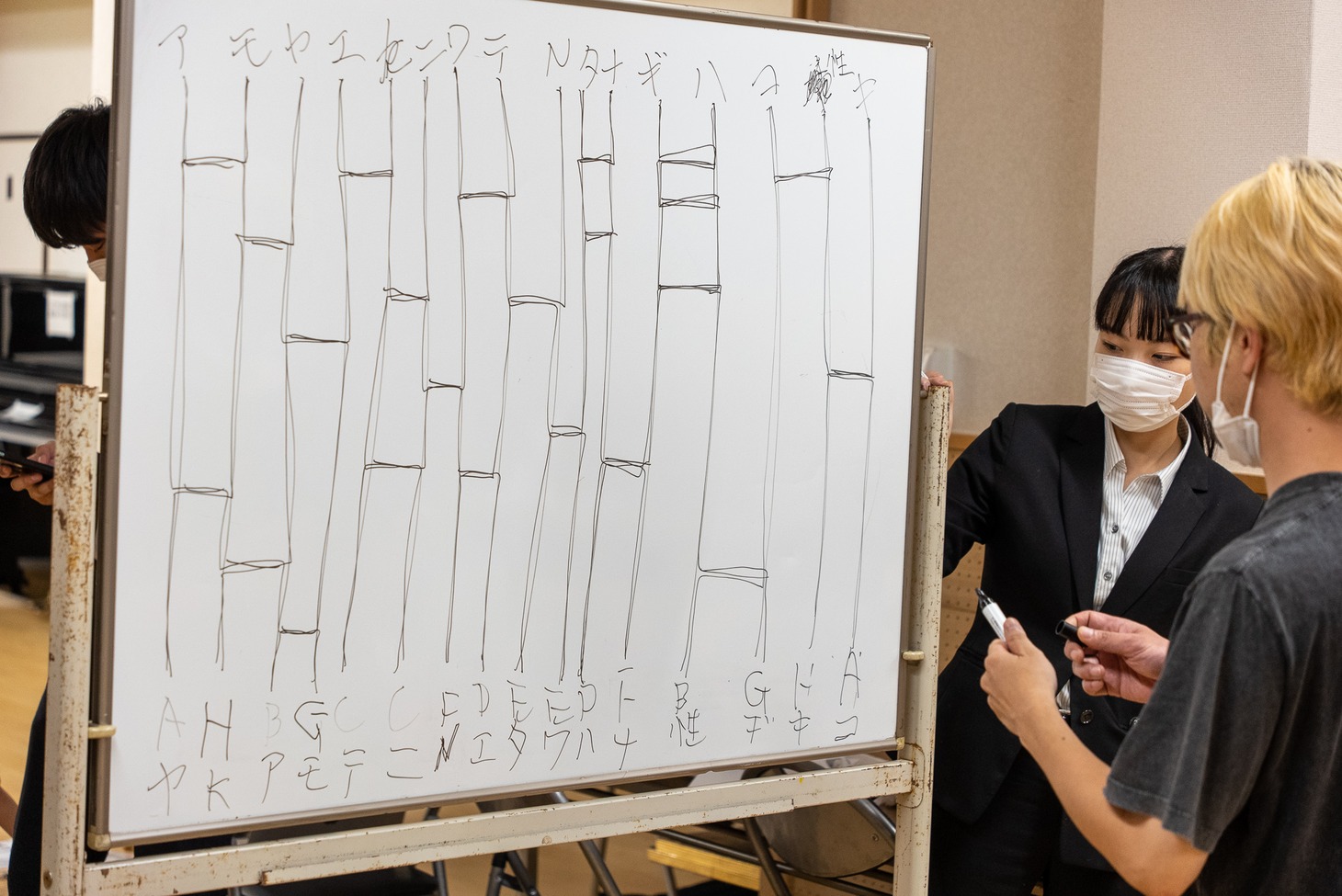 新ペアを決めるあみだくじの様子。