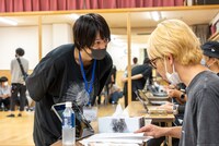 渡辺淳之介に歌詞の評価を求めるシュンジ。