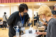 渡辺淳之介に歌詞の評価を求めるシュンジ。