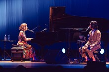 「窓」をデュエットする矢野顕子と大橋トリオ。（撮影：東美樹）