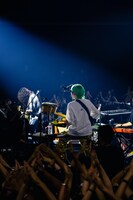 長谷部悠生（G）と内田怜央（Vo）。（Photo by jacK）