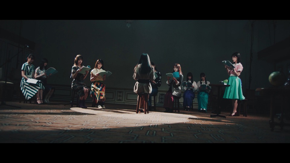 乃木坂46「僕が手を叩く方へ」ミュージックビデオのワンシーン。