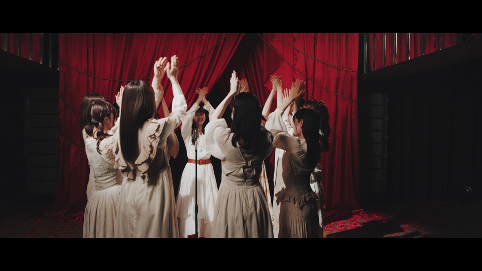 乃木坂46「僕が手を叩く方へ」ミュージックビデオのワンシーン。