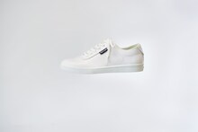 「Perfume Closet」より発売されるスニーカー。