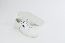 「Perfume Closet」より発売されるスニーカー。