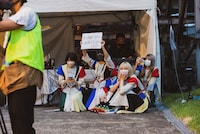 ココ・パーティン・ココにカンペを出すGANG PARADEメンバー。