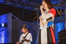 松隈ケンタ（Buzz72+）のギターをバックに歌う月ノウサギ（GANG PARADE）。