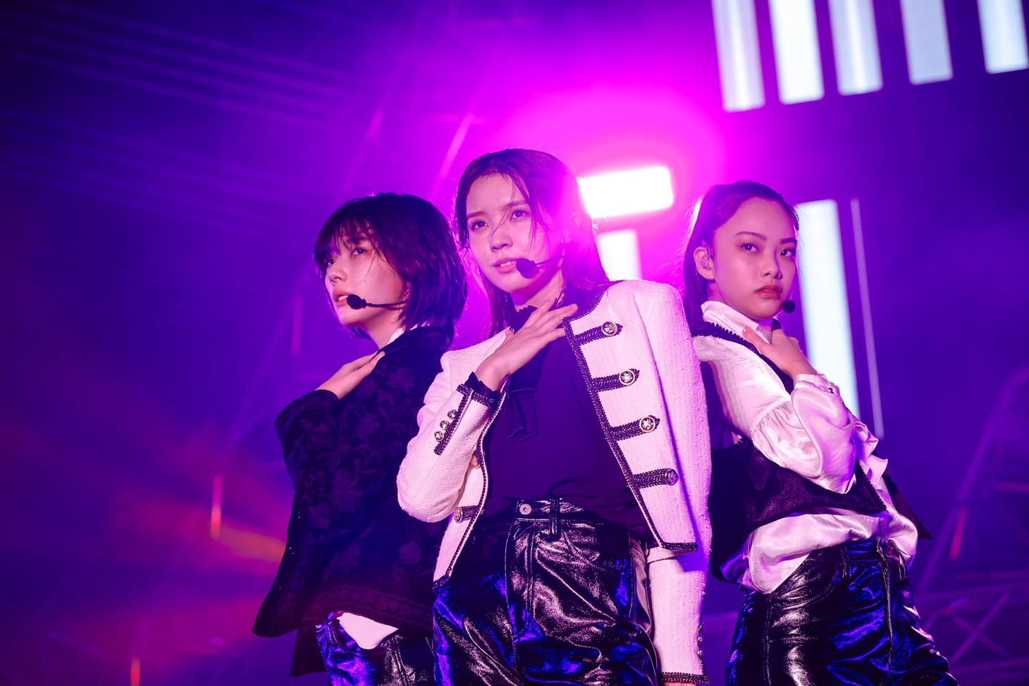 左から藤吉夏鈴、小林由依、遠藤光莉。（撮影：上山陽介）