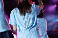 「W-KEYAKI FES.2022」オフィシャルグッズのロゴTシャツ。（撮影：上山陽介）