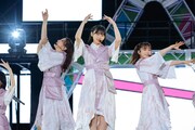 左から小林由依、山崎天、尾関梨香。（撮影：上山陽介）