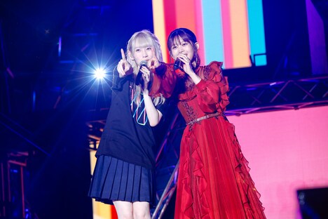 左から小池美波、尾関梨香。（撮影：上山陽介）