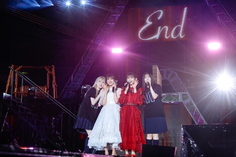 左から小池美波、原田葵、尾関梨香、上村莉菜。（撮影：上山陽介）