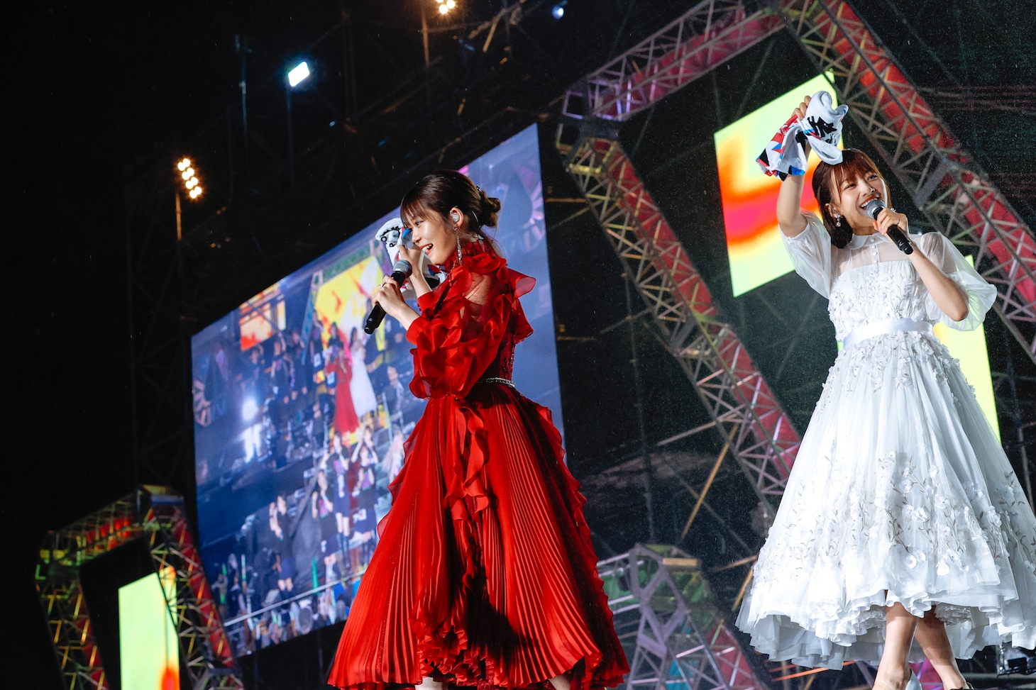左から尾関梨香、原田葵。（撮影：上山陽介）