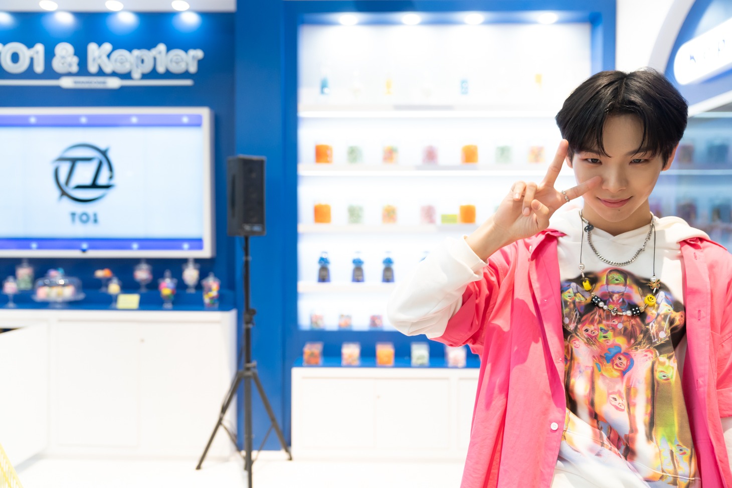 ピースを決めるTO1のダイゴ。 (c)CJ ENM Co., Ltd, All Rights Reserved