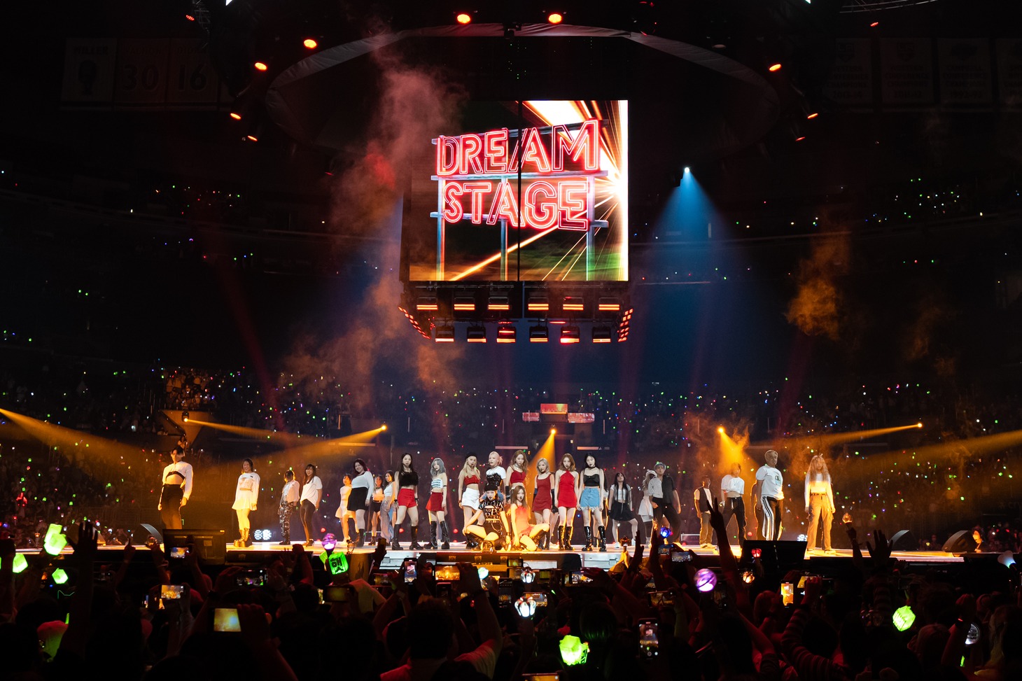 LOONAと“Dreamer”たちによる「DREAM STAGE」。 (c)CJ ENM Co., Ltd, All Rights Reserved