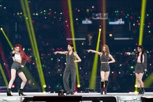 LOONAのヒジン、ヒョンジン、NMIXXのソリュン、ギュジンによるMAMAMOO「Décalcomanie」のカバーステージ。 (c)CJ ENM Co., Ltd, All Rights Reserved