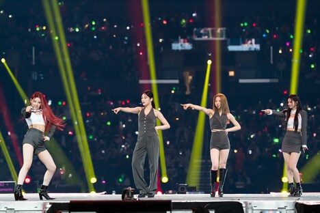 LOONAのヒジン、ヒョンジン、NMIXXのソリュン、ギュジンによるMAMAMOO「Décalcomanie」のカバーステージ。 (c)CJ ENM Co., Ltd, All Rights Reserved