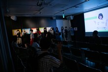 突然現れるエビ中。