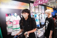 2019年の「エビ展」訪問時には“ギックリ首”で展示をまっすぐ見られなかった中山莉子。