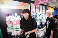 2019年の「エビ展」訪問時には“ギックリ首”で展示をまっすぐ見られなかった中山莉子。