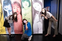 サインを書き込んだ桜木心菜、小久保柚乃、風見和香（左から）。