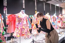 自分の衣装の前で記念撮影する星名美怜。