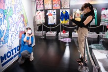 小久保柚乃（左）の記念撮影を手伝う星名美怜（右）。