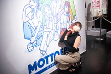 自分も記念撮影する星名美怜。