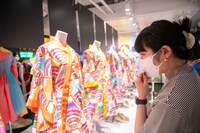 自分の衣装をまじまじと見つめる柏木ひなた。