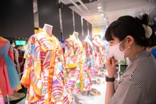 自分の衣装をまじまじと見つめる柏木ひなた。