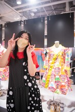 ライブ不参加で着用できなかった「ファミえん」衣装の前で記念撮影する小林歌穂。