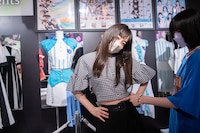 「衣装のウエストが細すぎる」と来場者を驚かせている桜木心菜本人のウエスト。