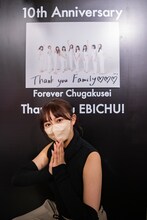 「今からこのパネルを完成させます」と宣言し、手書きのメッセージを書き入れた星名美怜。