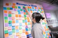 手書きメッセージを貼り付ける柏木ひなた。