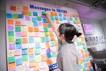 手書きメッセージを貼り付ける柏木ひなた。