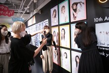 自身のパネルと一緒に記念撮影する中山莉子（右）。