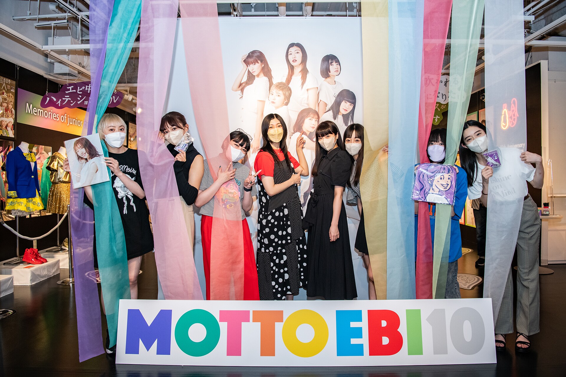 エビ中「もっとエビ展」会場をゲリラ訪問、インタビュー映像上映中にご