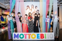 「もっとエビ展 ～9 colors nude～」入り口で記念撮影する私立恵比寿中学。