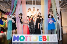 「もっとエビ展 ～9 colors nude～」入り口で記念撮影する私立恵比寿中学。