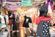 自身のキャッチフレーズの下で記念撮影する安本彩花。