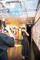 自身のキャッチフレーズの下で記念撮影する中山莉子。