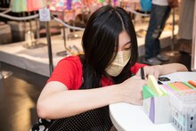 メッセージを書く小林歌穂。