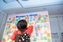 手書きメッセージを貼り付ける小林歌穂。