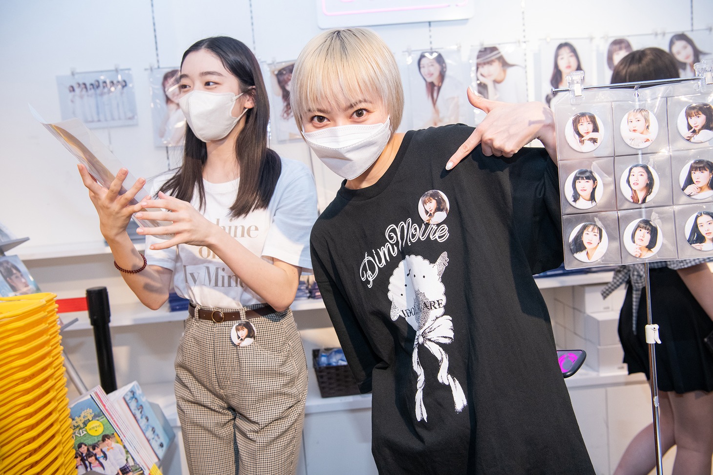 引き当てた星名美怜のバッジをアピールする安本彩花（右）と、同じく星名のバッジを当てた風見和香（左）。