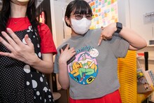 安本彩花のバッジを引き当てた柏木ひなた。