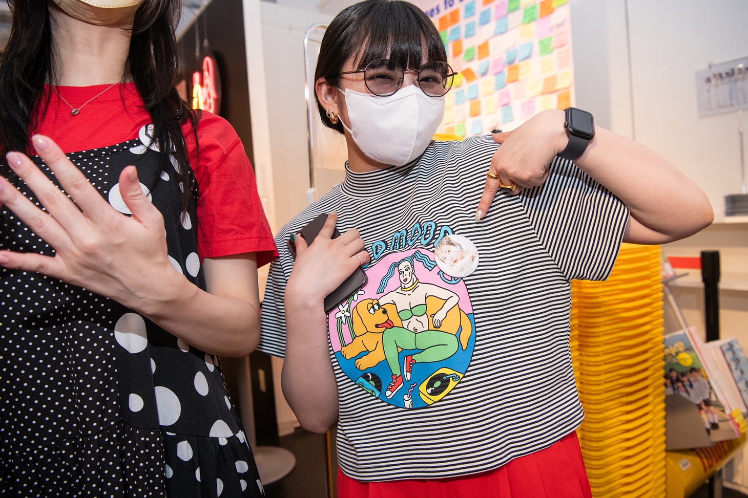 安本彩花のバッジを引き当てた柏木ひなた。