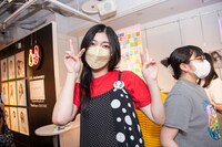 自身のバッジを引き当てた小林歌穂。