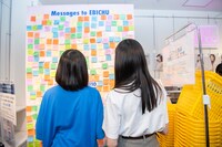 ファミリーからのメッセージを読む小久保柚乃（左）と風見和香（右）。