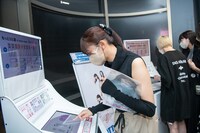 ネームシールを作る星名美怜（手前）と安本彩花（奥）。